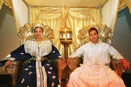 Goede Bruiloften: Marokkaanse bruiloft, Kleding bruidspaar en gasten UT-11